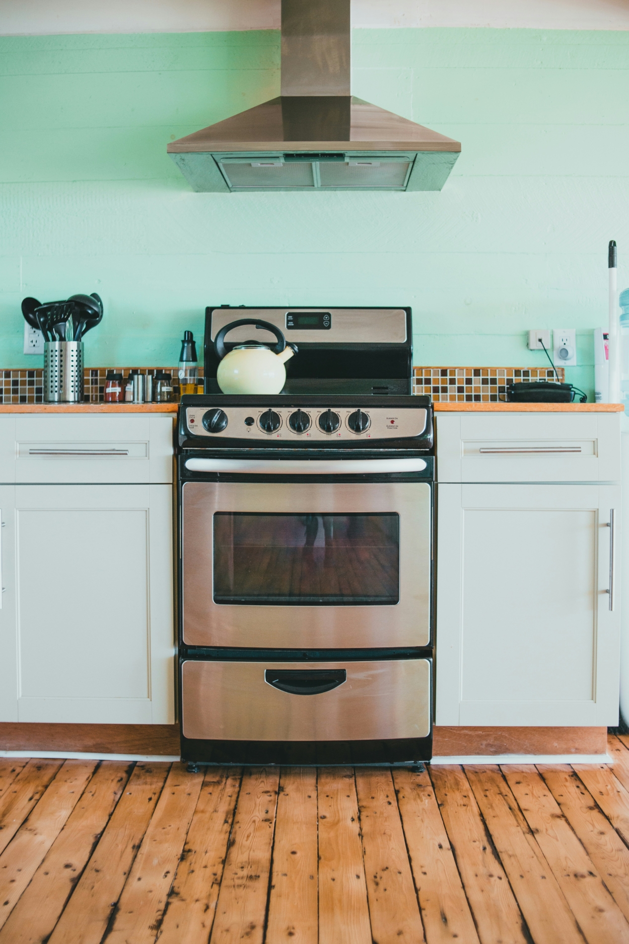 How to use baking soda to clean your oven properly.